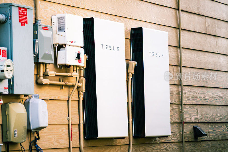两特斯拉Powerwalls Off grid家庭电池存储解决方案